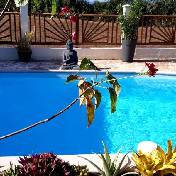 Joli studio rez de jardin, piscine, jacuzzi, hotel di Sainte-Suzanne