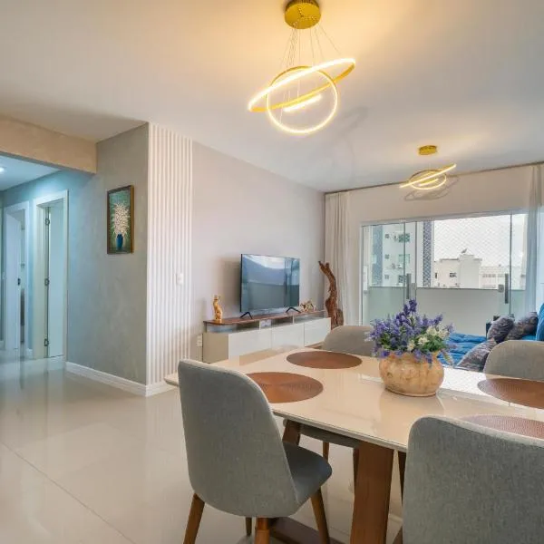 Encantador Apartamento 100m da Praia com vista mar, hotel in Porto Belo