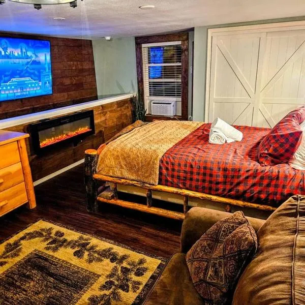 Private Cabin- Breakfast - Double Tub - 75in TV - SUP - Washer Dryer - BBQ, hotel v destinaci West Point