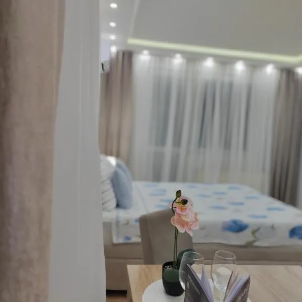Apartment "PERLA LUX" 4 STARS by Central park included FREE Wi-Fi & Parking & Kitchen & Washing mashine & Keyless code entry & Hidden terrace, hotel in Ćuprija