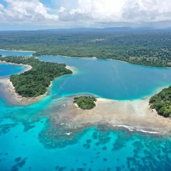 Turtle Bay Beach House, хотел в Saraotou