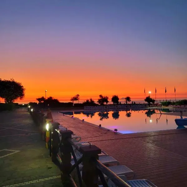 Villaggio Hotel Club Calanovellamare – hotel w mieście Piraino