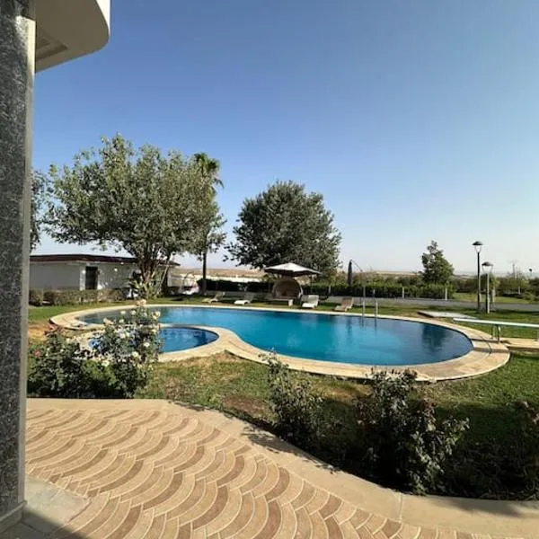Super belle villa avec piscine, hotel u gradu Fes