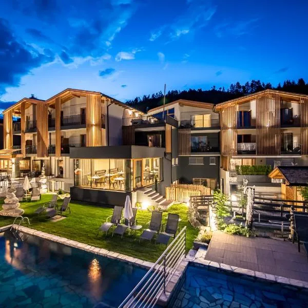 Hotel Sonnenheim، فندق في تشينيز