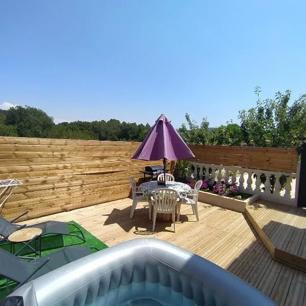 Studio cosy avec terrasse et jacuzzi à disposition de Mai à Août, hotel v destinaci Rians