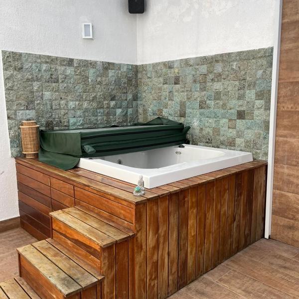 Cobertura Incrível, silenciosa e familiar com sala ampla, cozinha americana, 3 quartos, área gourmet, terraço aberto com churrasqueira e jacuzzi na Praia da Barra da Tijuca - Rio de Janeiro - apto inteiro só pra você - Foto 3