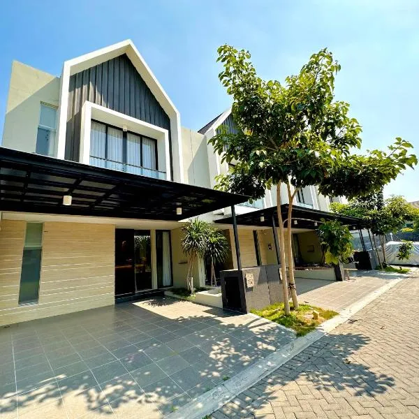 Charming 4BR House in Northwest Park, West Surabaya by Le Ciel Hospitality, hotel v destinaci Surabaja