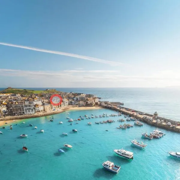 "SMUGGLERS HIDE" & "SMUGGLERS CABIN" - A 2 Bedroom FISHERMANS COTTAGE with Childs Bunk and HARBOUR VIEWS - and also a private entrance connecting 1 BED STUDIO - 10 Metres To Sea Front - 2023 GLOBAL REFURBISHMENT AWARD WINNER, hotel in St Ives