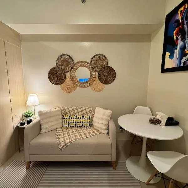 Cozy 1BR Netflix & Alexa w Balcony Free Pool, hotel v destinaci Manila