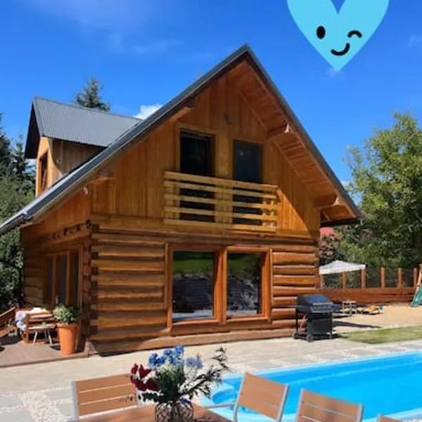 Polana Słowikowa 5 star- domek w górach z jacuzzi, sauna,basen,ogród z lasem, kominek i narty, hotel in Stróża
