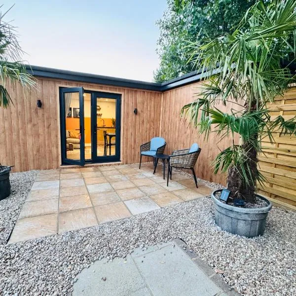 The Hideout - private luxury cabin near the sea with garden area, sea views and parking、ハイスのホテル