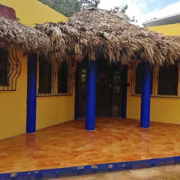 La casa de piedra y colores en Chichén Itzá, hotel v destinaci Chichén-Itzá