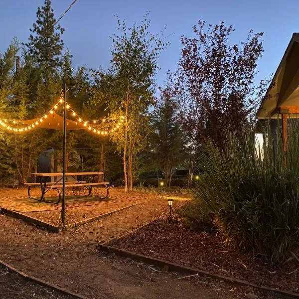 The Hilltop Cabin Retreat in Bass Lake Heights, hotel in Oakhurst