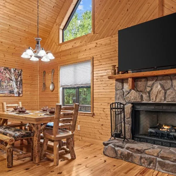 The Cabin Kingdom with Hottub, hotel em Blairsville