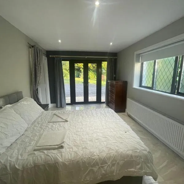 Self Contained Double Ensuite Room with private sitting room, hotel v destinaci Wexford