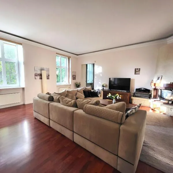 Alunana LUX & Jakuzzi in Quiet Center - 1870's, Art Nouveau area - Self check-in, 74 m2, hotell i Rīga