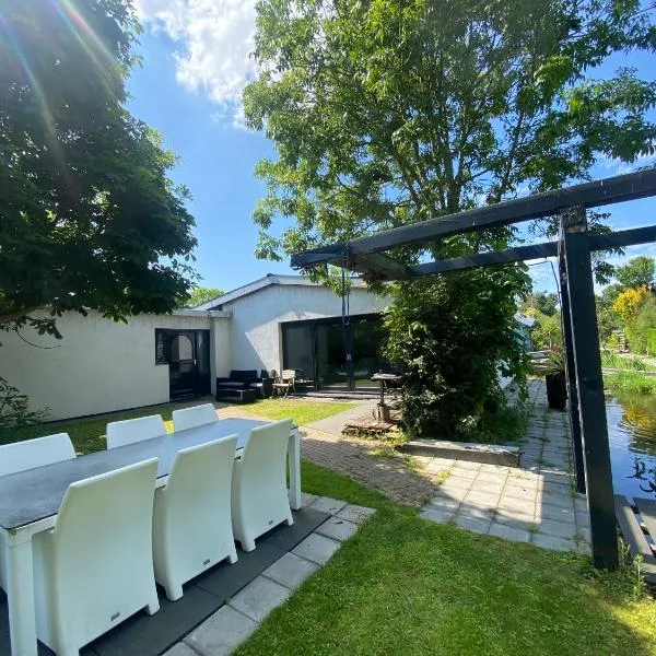 Bungalow Haarlem Amsterdam with jacuzzi、Vijfhuizenのホテル