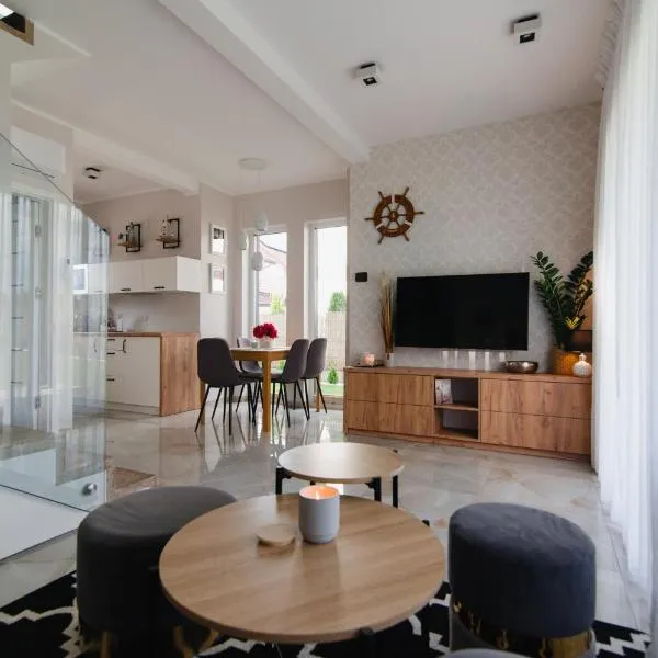 AROMA DĘBKI Całoroczny prywatny dom na zamkniętym osiedlu., hotel em Dębki