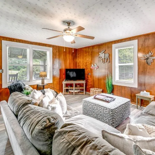 2 Mi to Ski Sapphire Pet-Friendly Cashiers Cabin, hotel in Cashiers