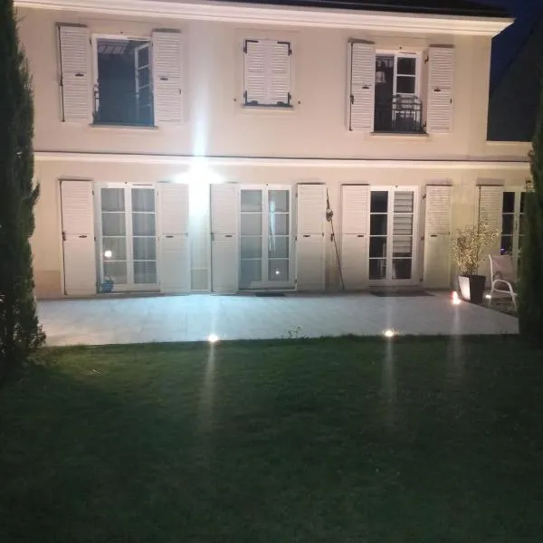 Luminary Night Suite, hotel in Montévrain