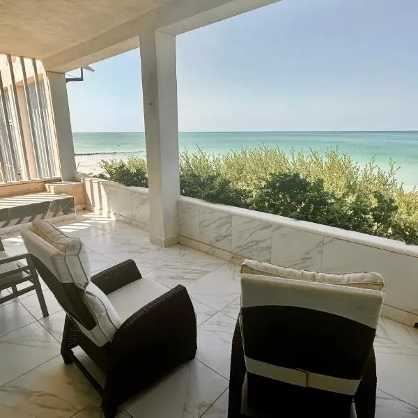Deco Beach Villa 1 Beachfront, hotel v destinaci Chelem