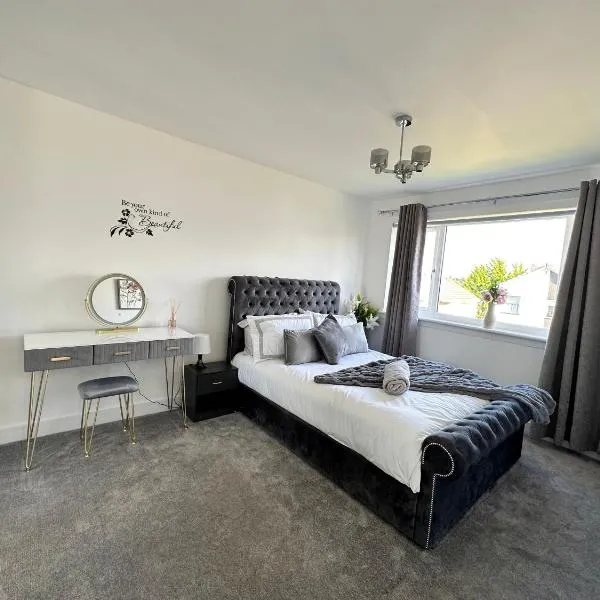 Elite 3 bedroom family house with free parking, hotel di Newton Mearns