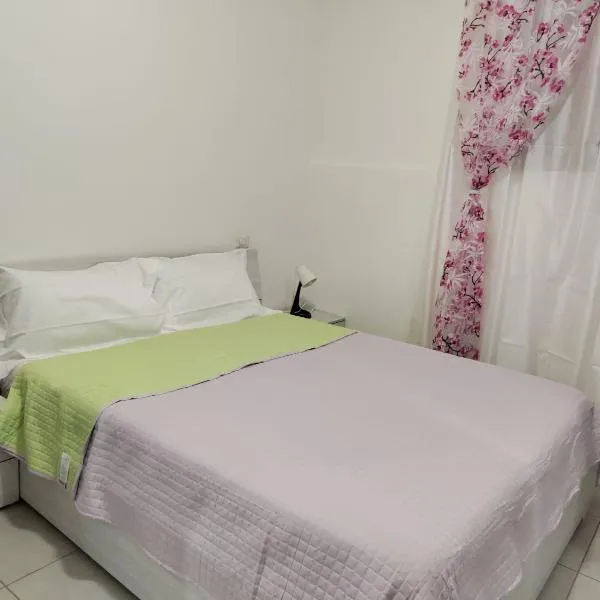 Lovely appartment near Como, hotel v destinaci Casnate con Bernate