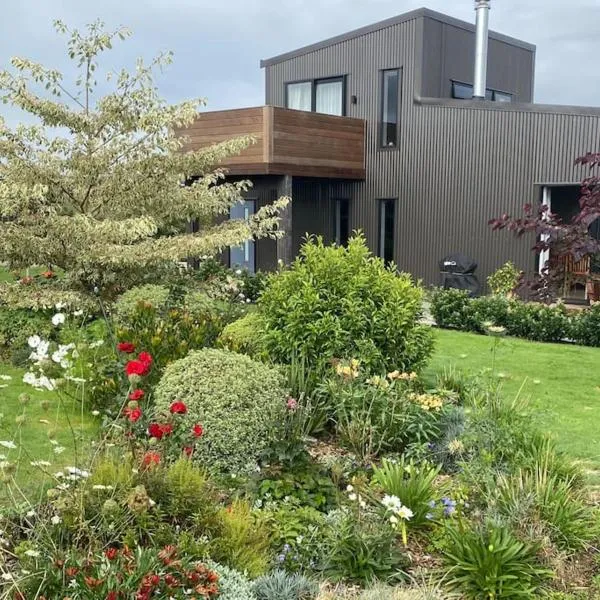 Country Charm with Mountain views, hotel in Pukeatua