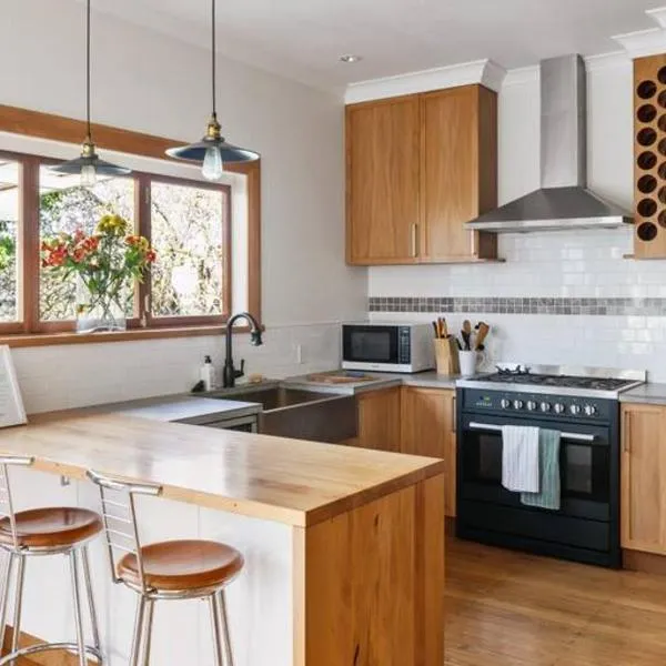 600m to CBD - Riverfront Home, hotel v destinaci Gisborne