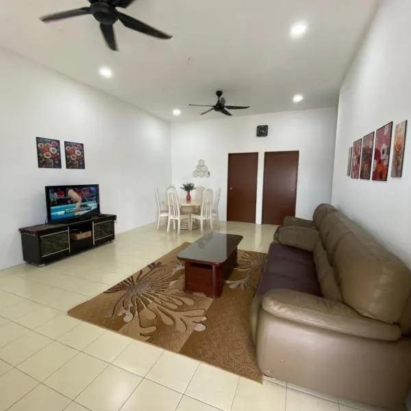 Ikhwan HOMESTAY CHERATING, hotel in Kampong Baharu