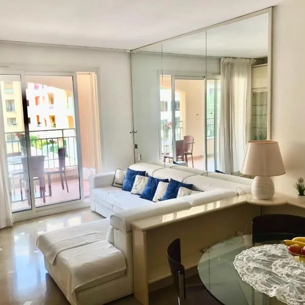 Monaco, elegant & quiet renovated apartment, in Fontvieille district, with terrace & pool, 15min walk to Port Hercule, hotel in Monte Carlo