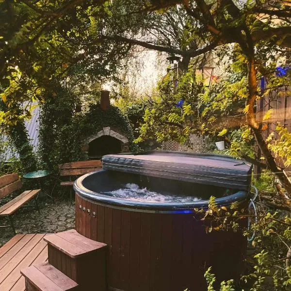 Domek z jacuzzi, hotel v destinaci Łobozew