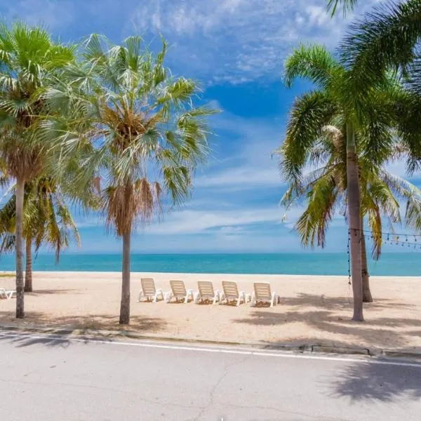 Beachfront Apartment with Balcony, Sea View & Pool View - Cha Am - Hua Hin, hotel v destinaci Ban Pak Khlong Cha-am
