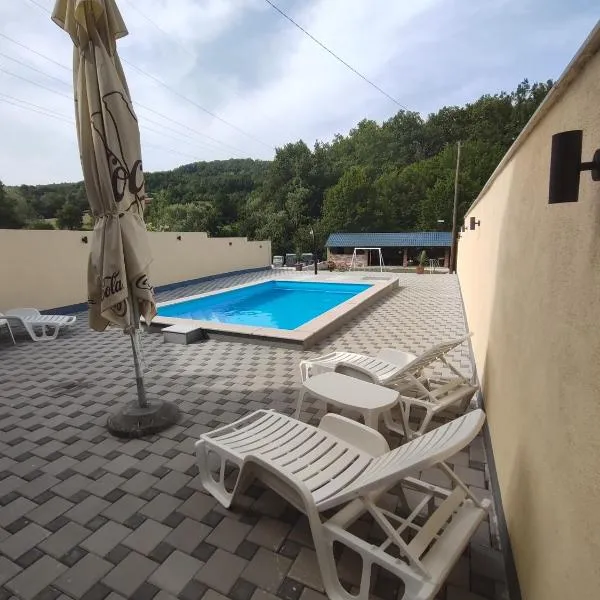 Kuca sa bazenom u prirodi, hotel v destinaci Krupa na Vrbasu