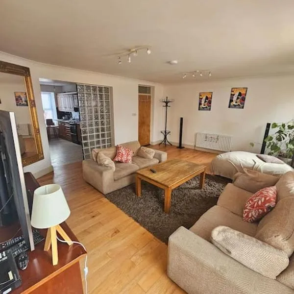 Spacious 3-Bedroom Apartment in Vibrant Dublin 8, hotel v destinaci Dublin