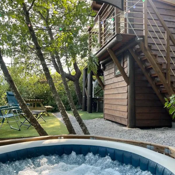 Les lucioles cabane chalet avec Jacuzzi privatif, hotel v destinaci Privas