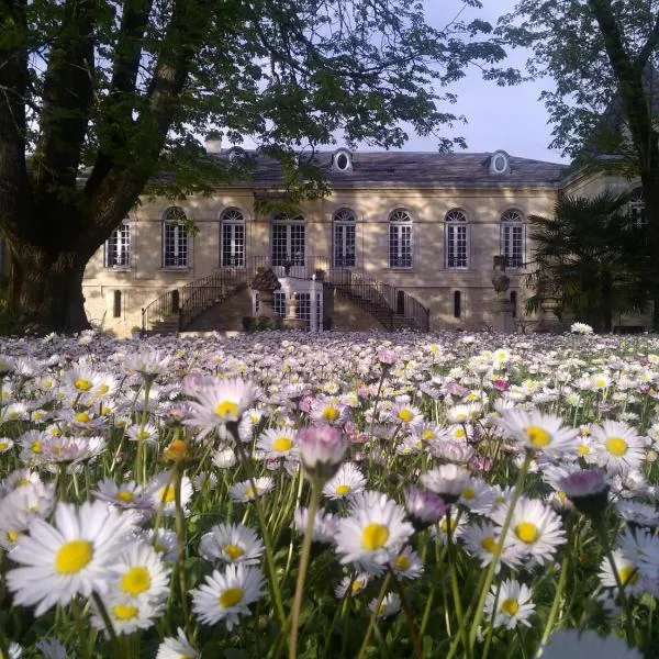 Chambres d'Hotes La Chartreuse des Eyres, hotel em Podensac