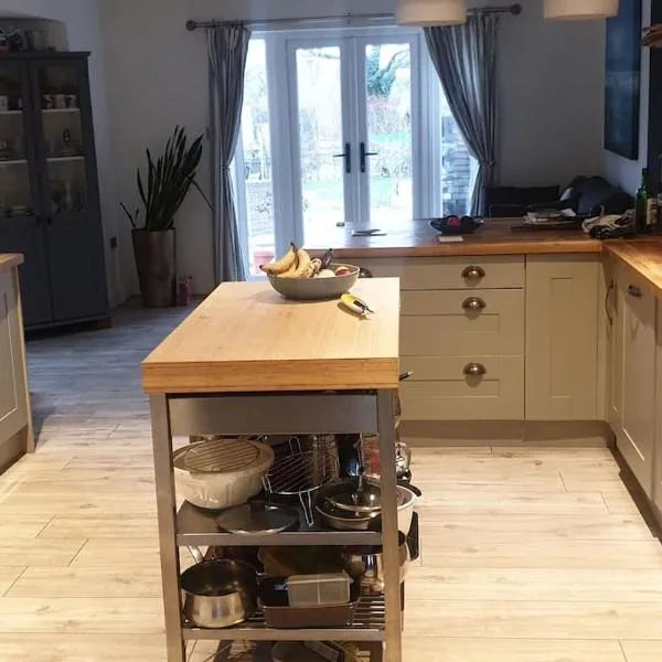 Spacious 4 bed house 10 min from Silverstone, hotel in Helmdon