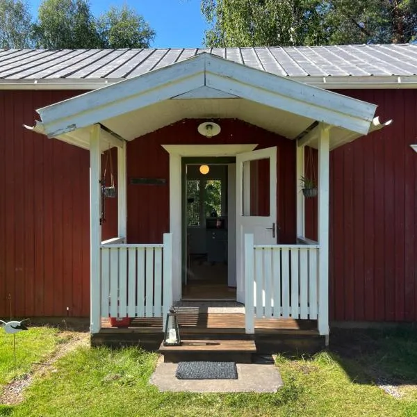 Arctic Hearts - Kleines Schwedenhaus im Wald am See, hotel in Jörn