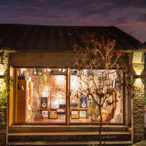 香蕉與黑膠 Yellow And Black Guest House, hotel v destinaci Meinong