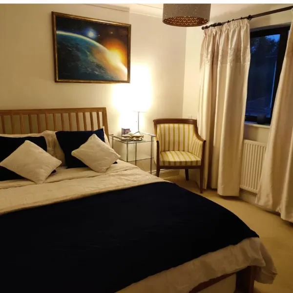 Lovely private room with bathroom, hotel v destinaci Stowey