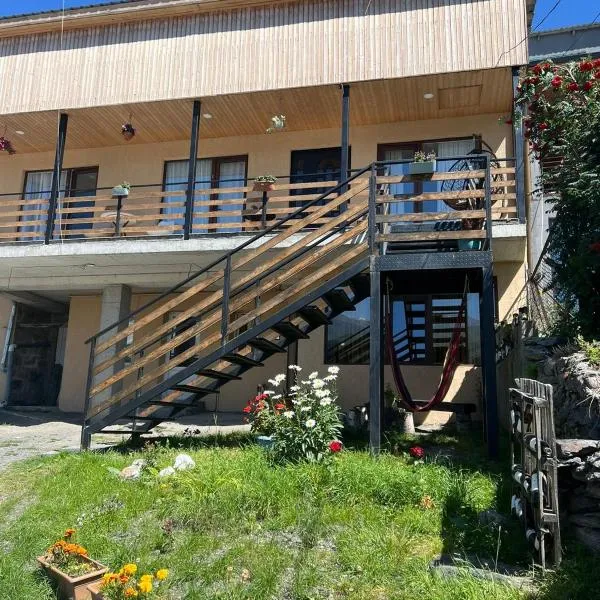 Guesthouse Relax in Kazbegi, hotel v destinaci Stepancminda