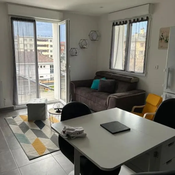 Appartement cosy avec 1 place de parking privée, Hotel in Albertville