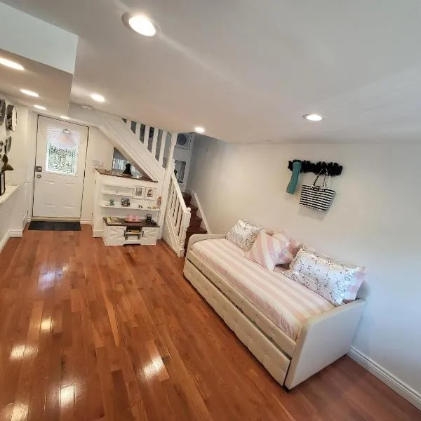 Downtown Toronto House Central 2BED 2BATH Subway Free Parking, hotel v destinaci Toronto