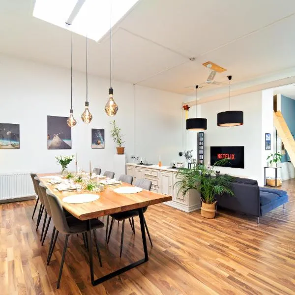 Loft House 170qm, Central, Own Garden, Parking lot โรงแรมในออฟเฟนบาค