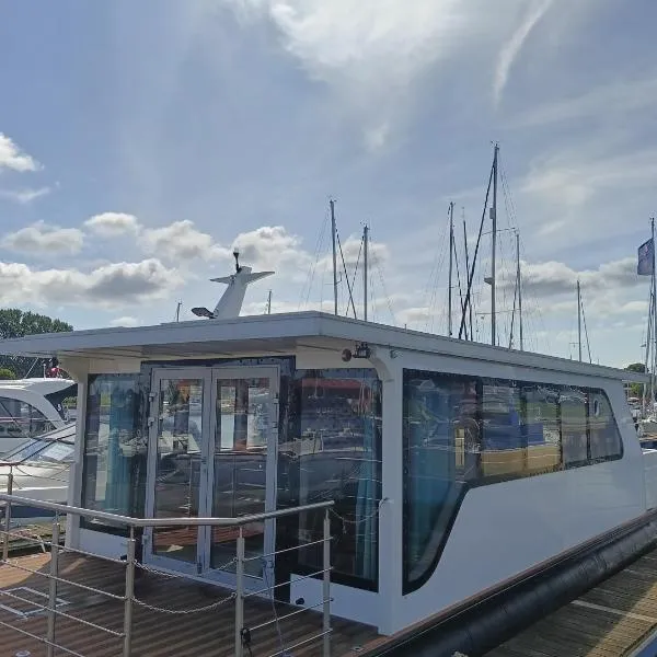 MOONLIGHT HOUSEBOAT, hotel ve Svinoústí