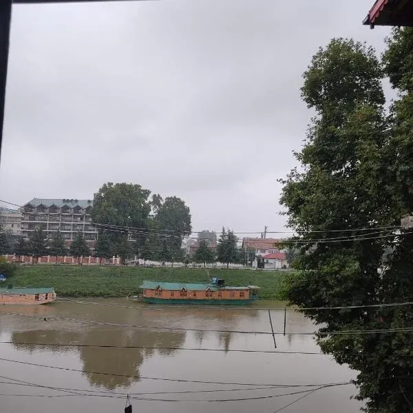 The Qulsum Homestay: Srinagar şehrinde bir otel