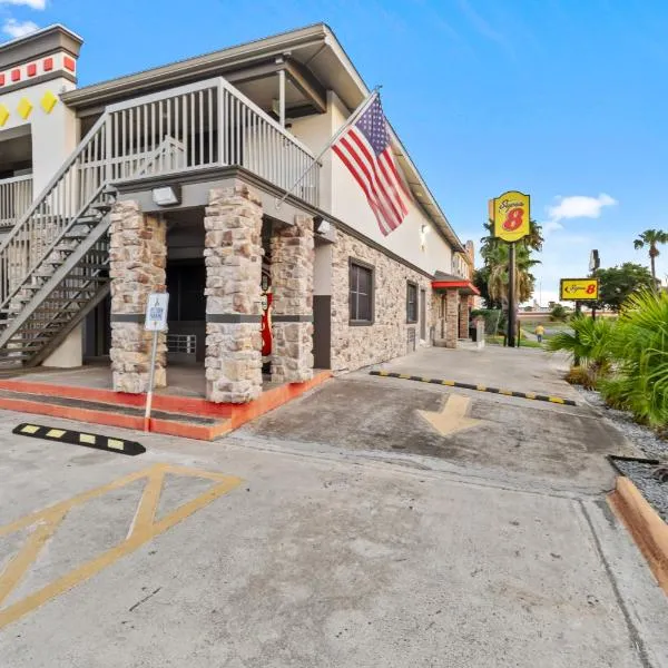 Super 8 by Wyndham McAllen-La Plaza Mall-Downtown: McAllen şehrinde bir otel