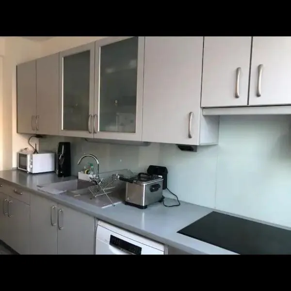 Chambre privée dans une grande maison, hotel in Brussels