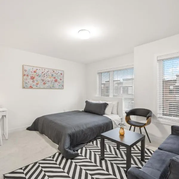 SPRUCE Private Suite with attached Full Bathroom in Toronto, Canada, hotel en Toronto